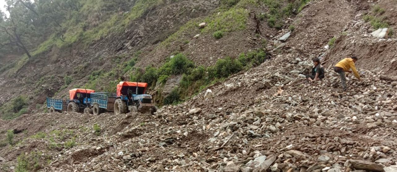 बर्खा लागेसँगै ग्रामीण सडक अवरुद्ध 